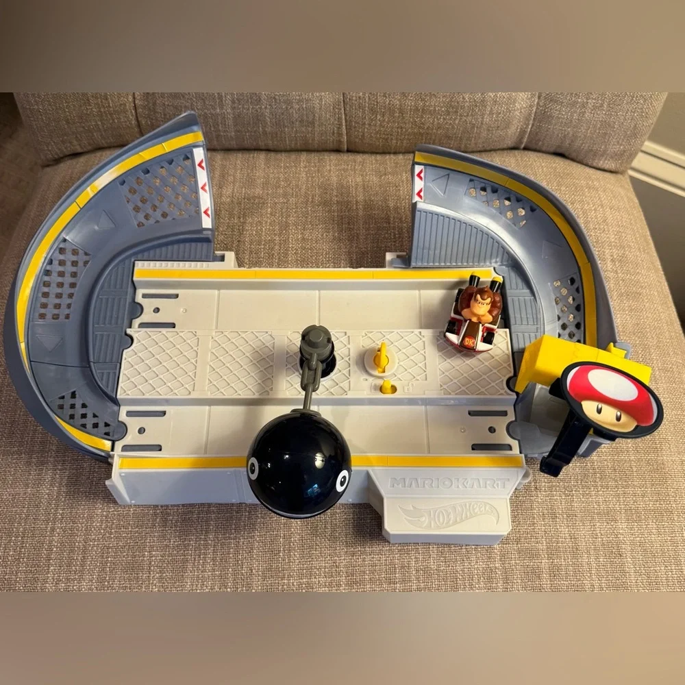 Hot Wheels Mario Kart Chain Chomp Track Set with Mario Kart/Donkey Kong Vehicle.